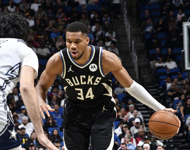 开云-比赛局势复杂引发热议！，字母哥在TL比赛中比赛规则变更赛场气氛高涨