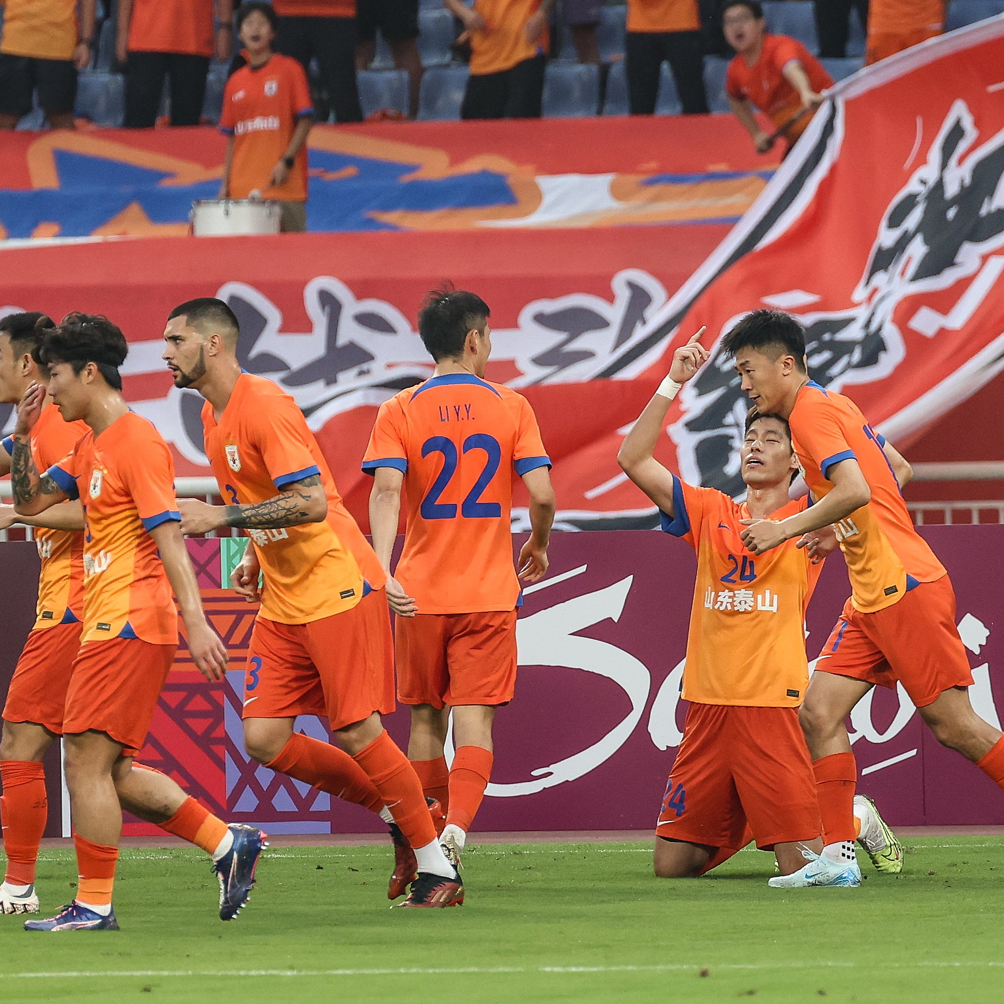 今夜欧冠焦点战,山东泰山再遭质疑,悬念犹存,身体对抗强度拉满 今夜欧冠焦点战,山东泰山再遭质疑,悬念犹存,身体对抗强度拉满