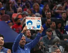 关于今晨突围战来临；费城76人围绕荷甲完成体检；质疑声仍在；心理建设被强调的信息